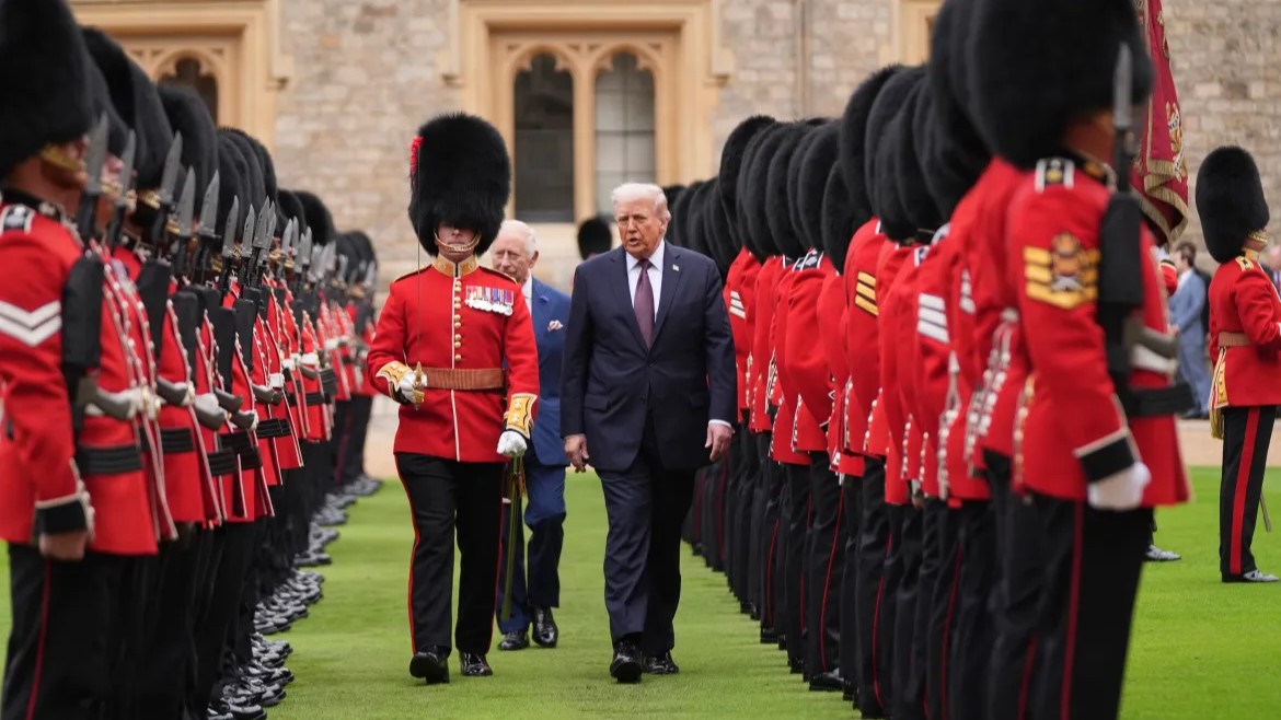 ট্রাম্পকে যুক্তরাজ্যে দেওয়া হলো নজিরবিহীন সামরিক অভ্যর্থনা